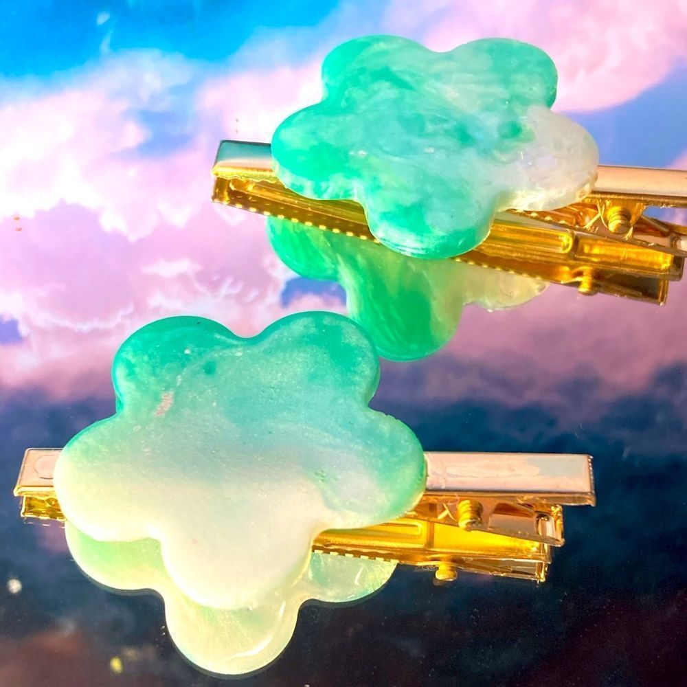 Flower shaped mint barrette set